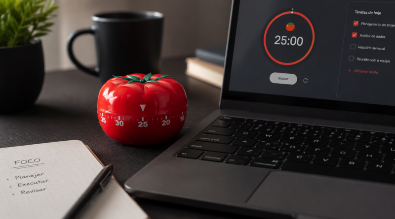 Mesa de trabalho com cronômetro, notebook e caderno usados para aplicar a Técnica Pomodoro em blocos de foco.